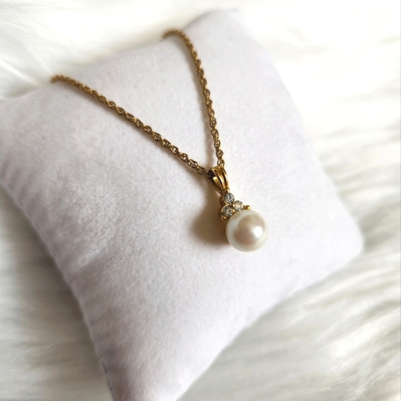 Vintage 1999 Avon Creme Pearl Pendant  Goldtone Necklace - Picture 1 of 6